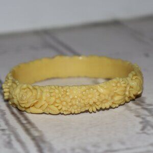 🌼✨ Cream Floral Bangle Bracelet · Carved Detail · 2 5/8" Wide